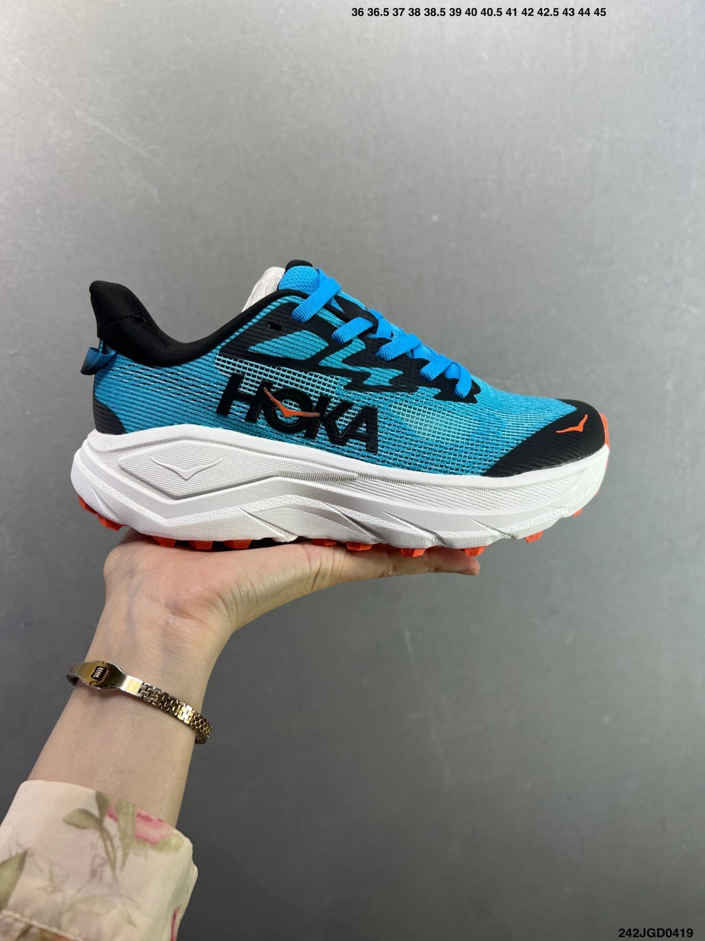 HOKA CHALLENGER 8