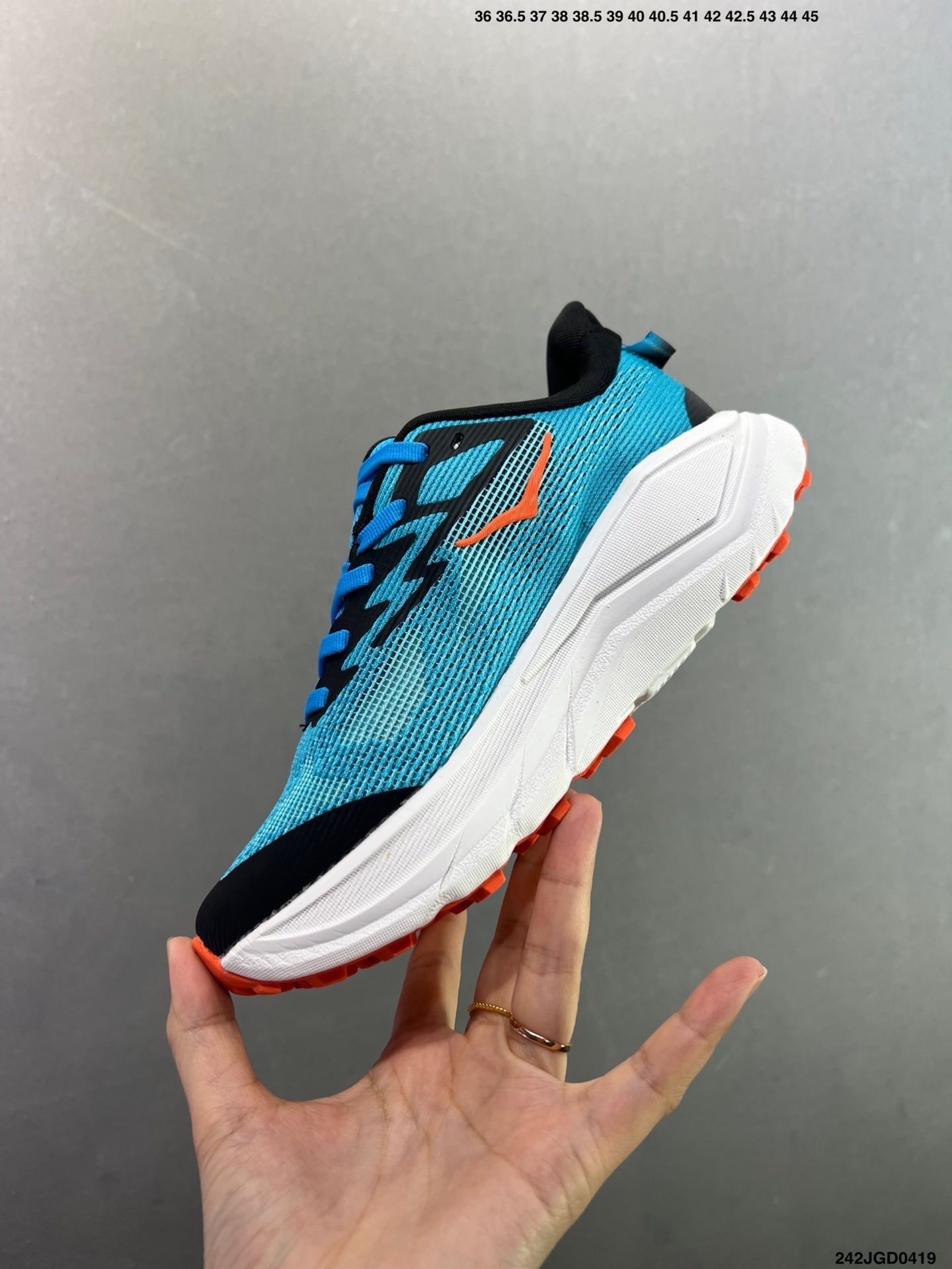 HOKA CHALLENGER 8
