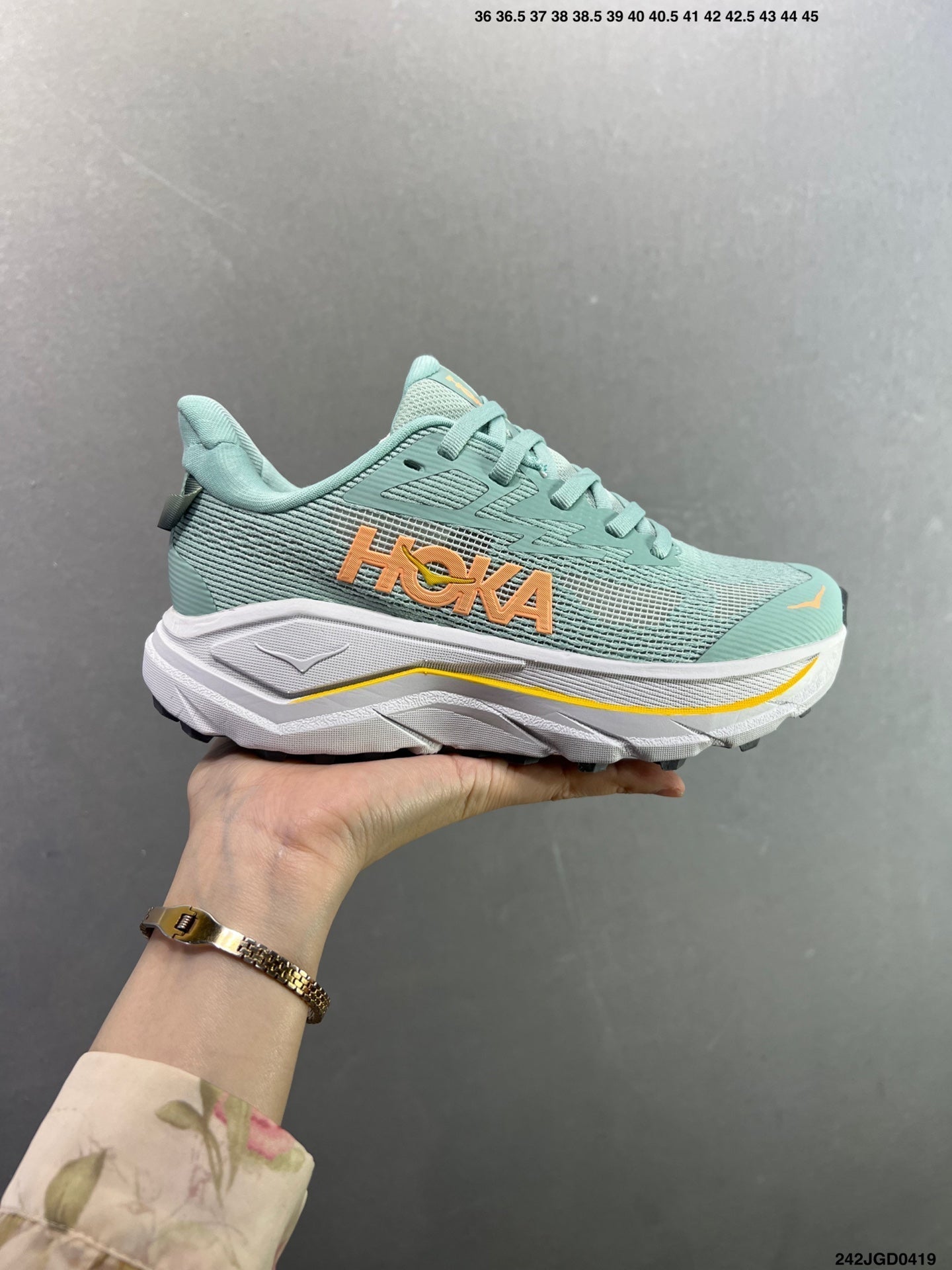 HOKA CHALLENGER 8