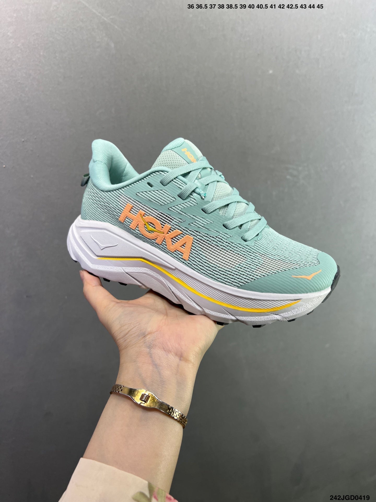 HOKA CHALLENGER 8