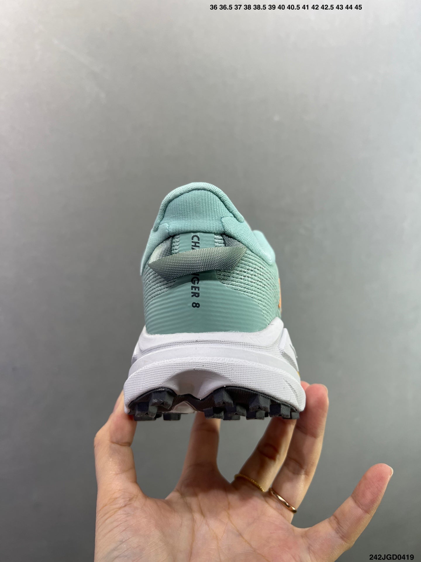 HOKA CHALLENGER 8