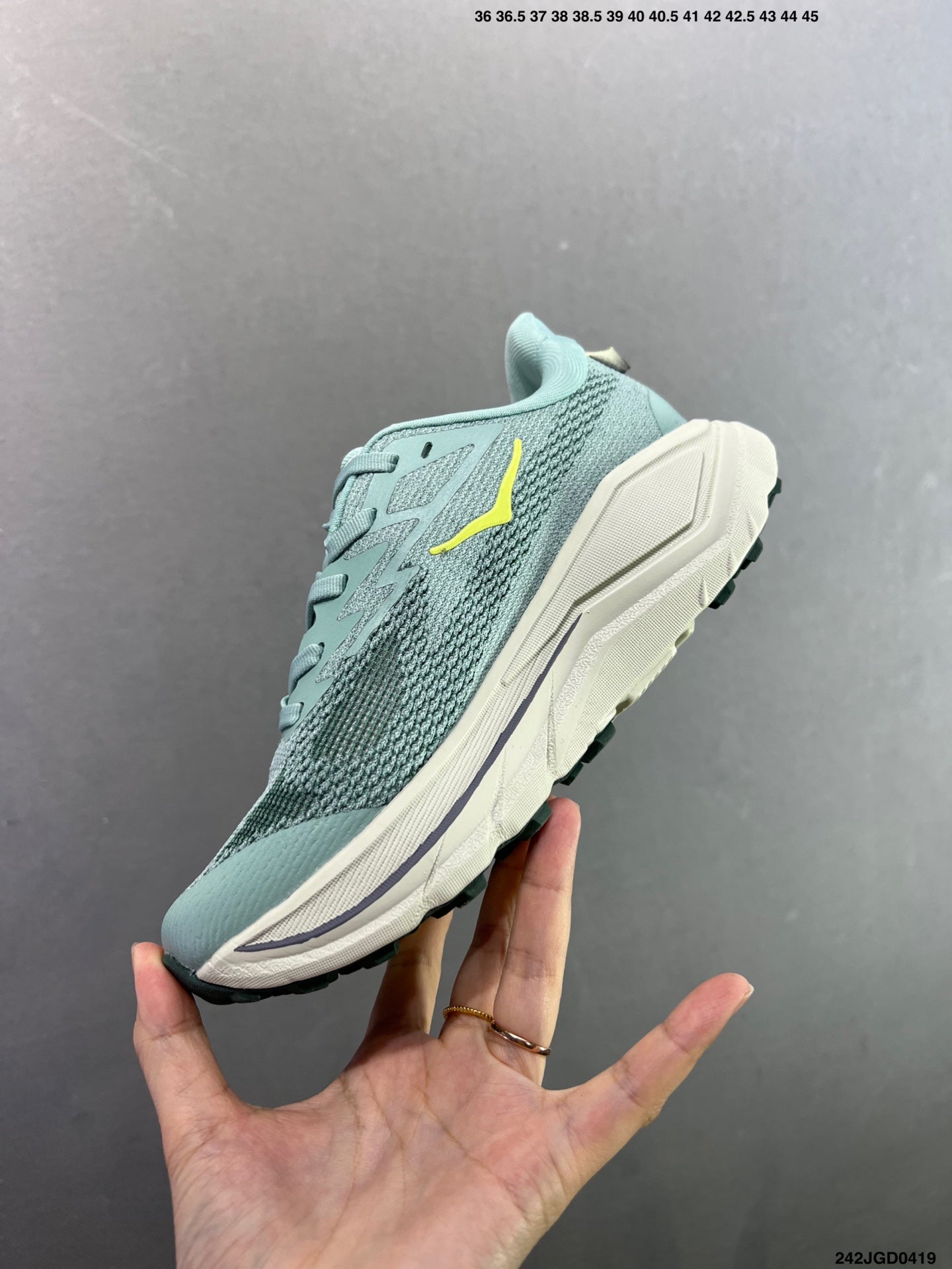 HOKA CHALLENGER 8