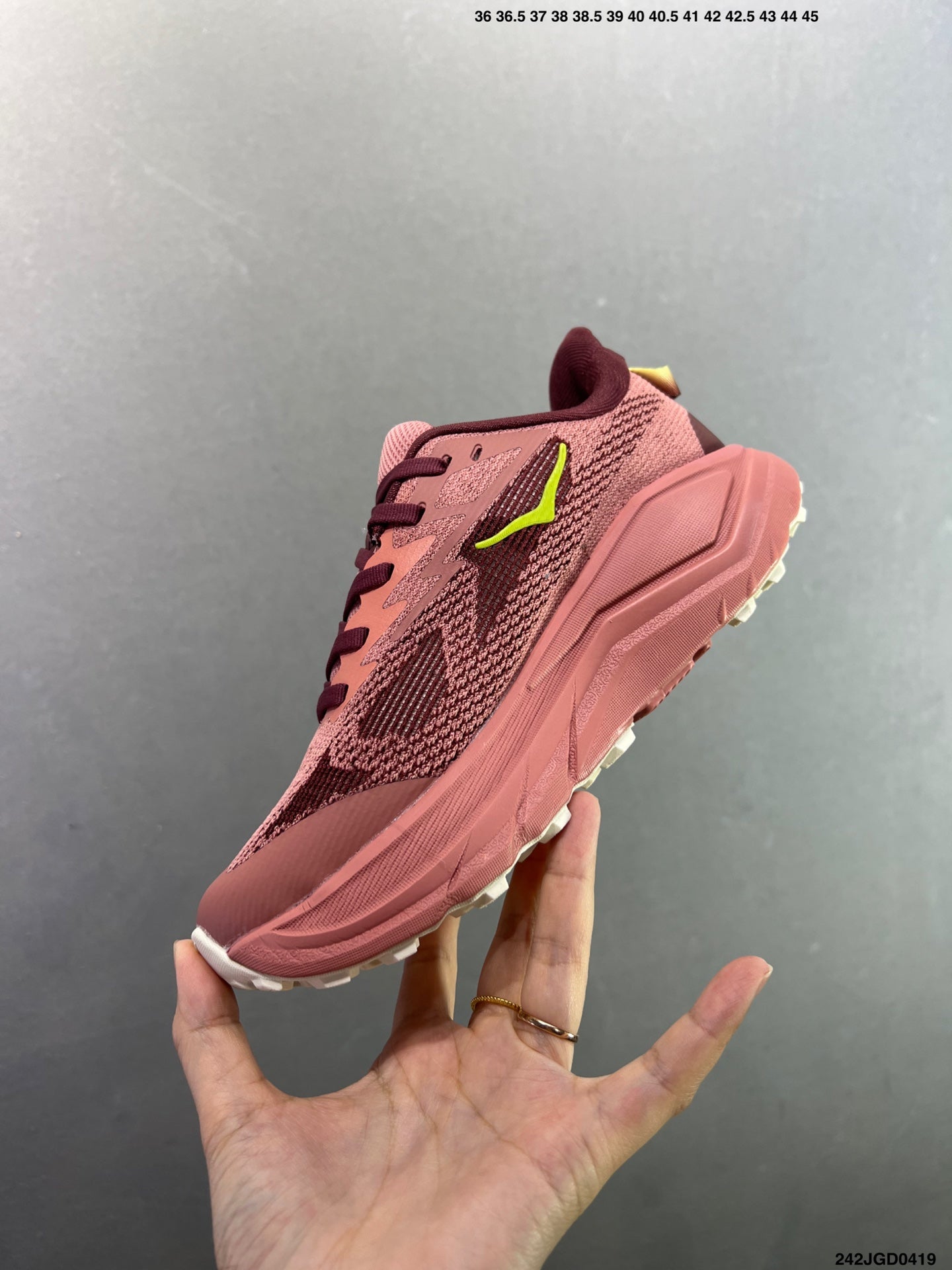 HOKA CHALLENGER 8