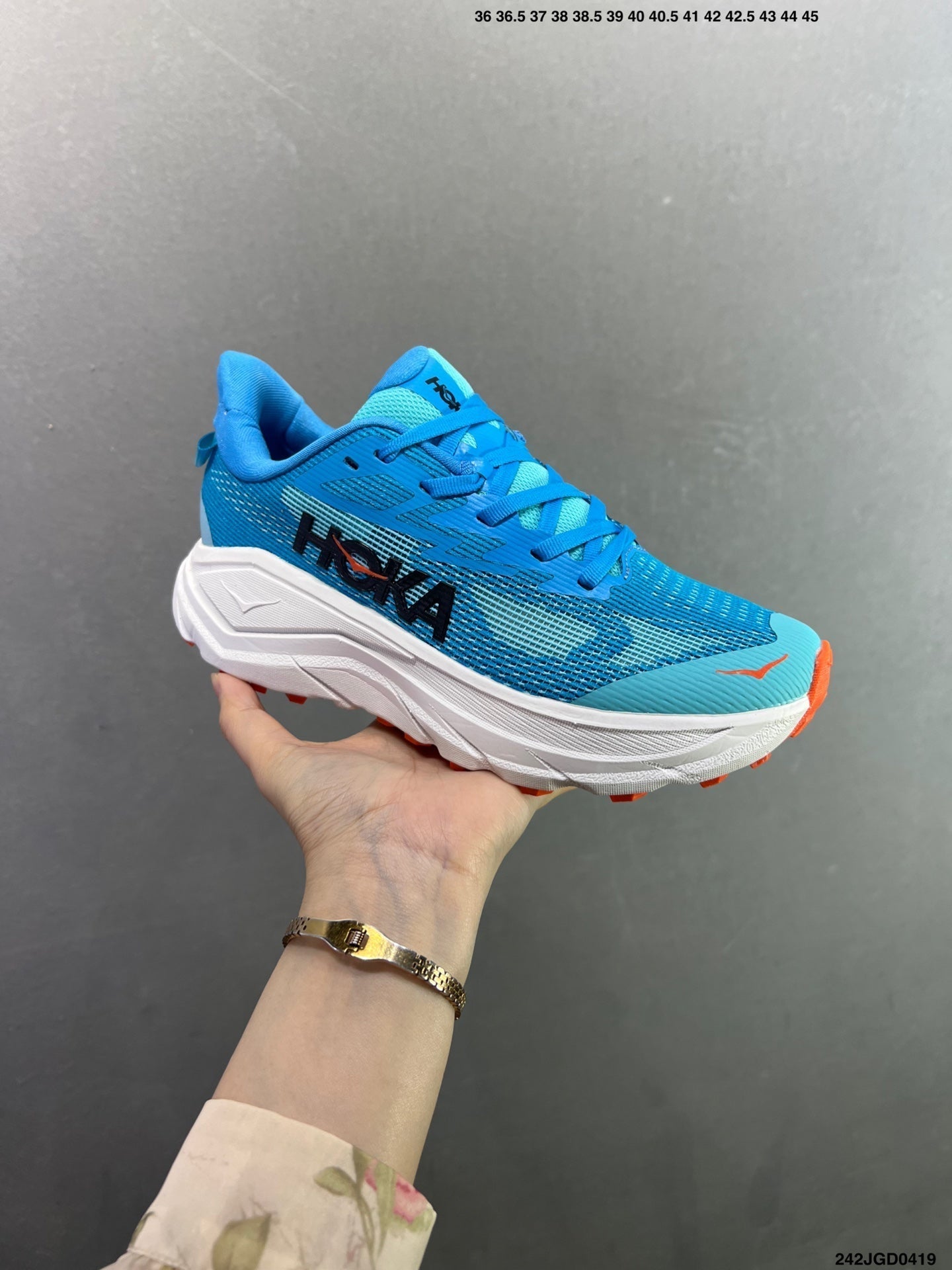 HOKA CHALLENGER 8